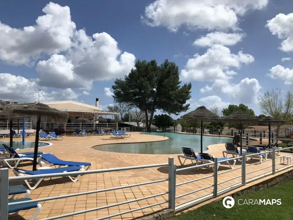 Photo d'une piscine dans un camping pour camping-car au Portugal, Turiscampo. CaraMaps.