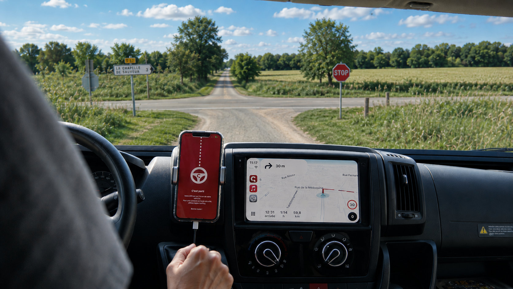 Tableau de bord d'un camping-car avec un GPS apparent