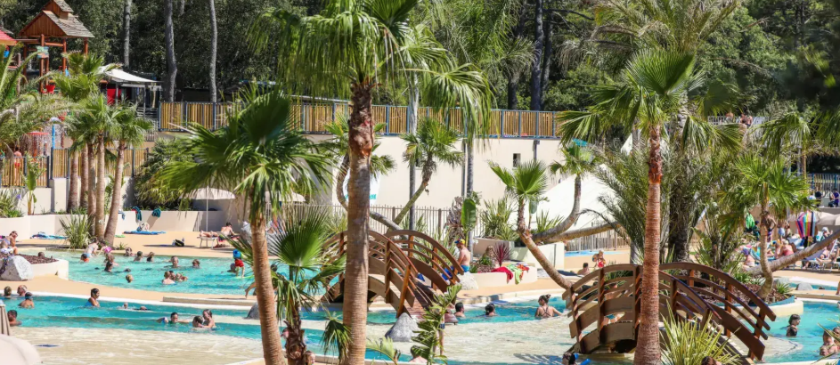 Parc aquatique dans un camping en bord de plage.