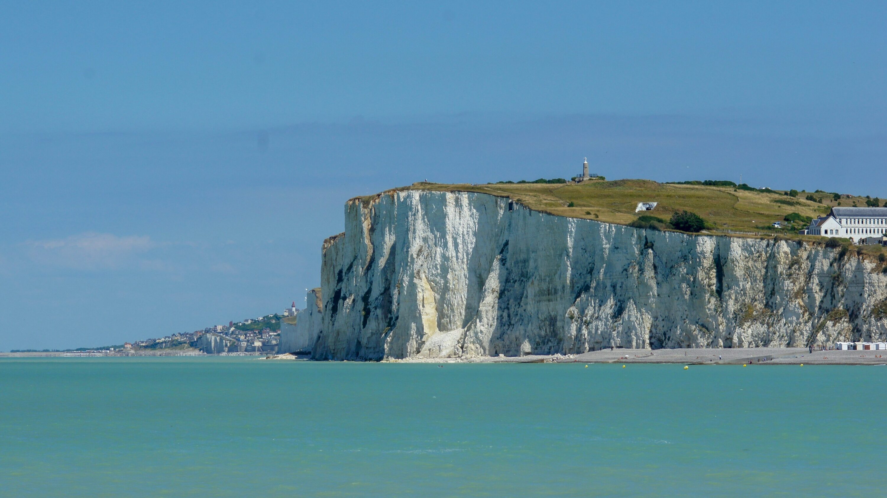 Falaises majestueuses au bord de l'océan, dans la région de la Côte d'Opale.