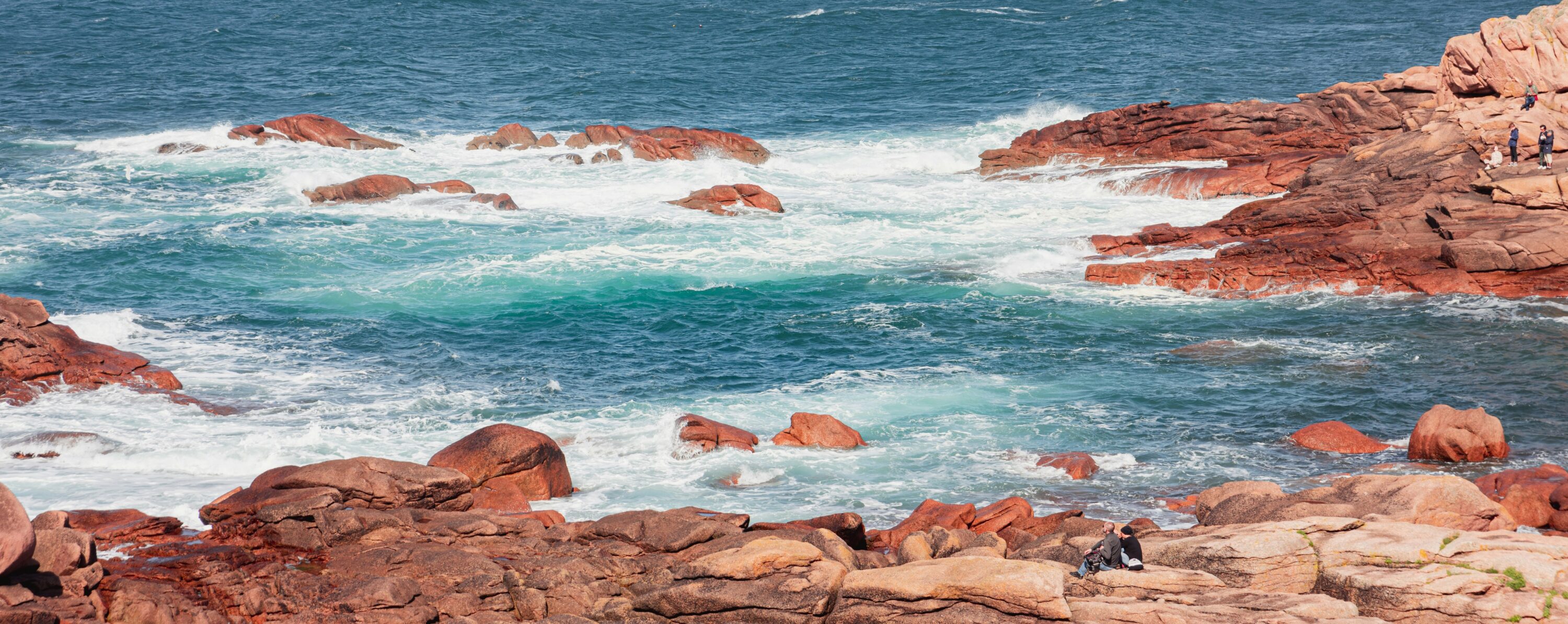 Des falaises roses au bord de l'océan