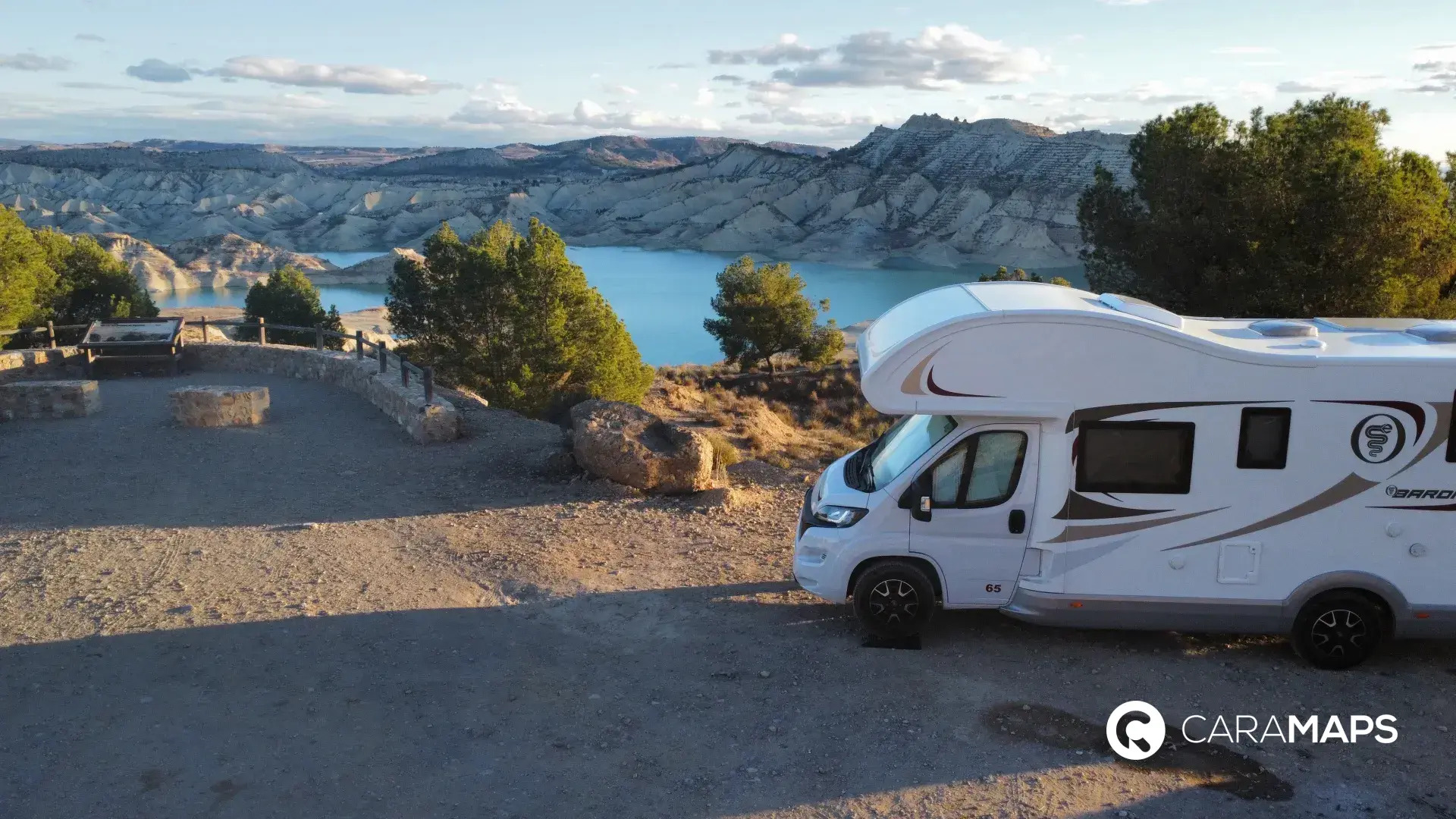 Camping-car sur une route de bord de lac en Europe, réglementation du stationnement par pays
