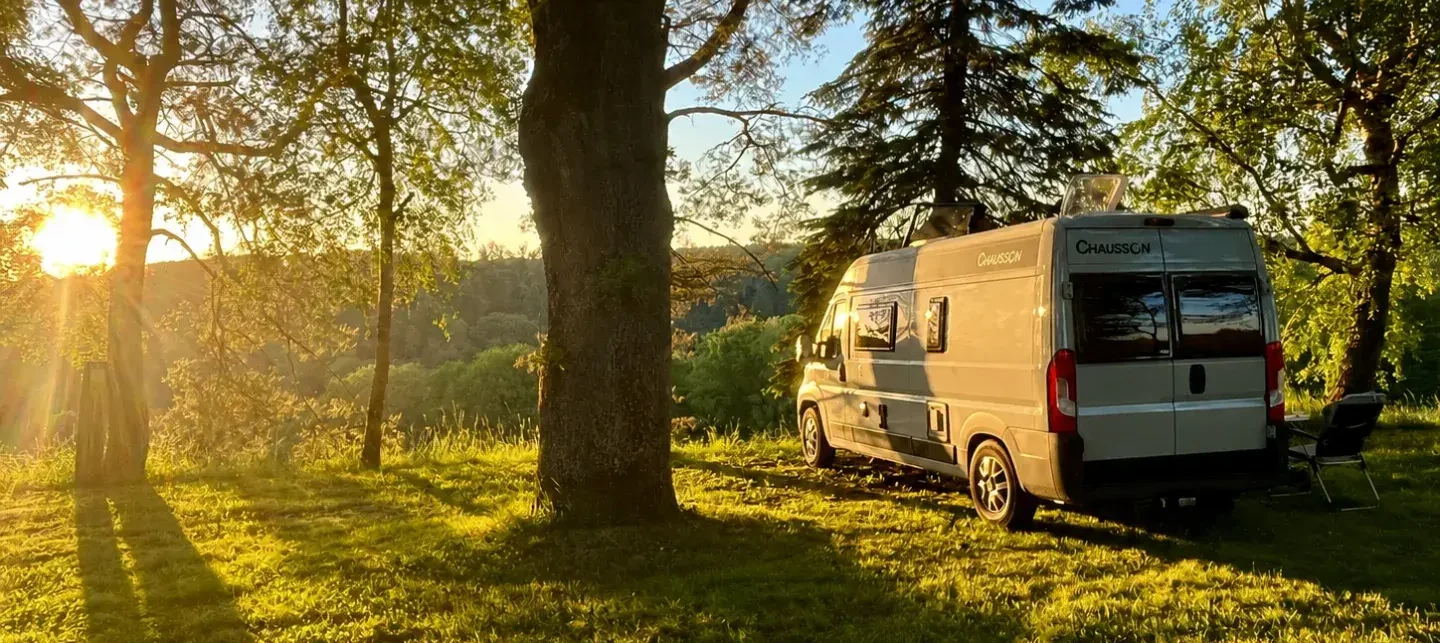 Autocaravana estacionada al atardecer en un área de servicio, normativa de pernocta 2026