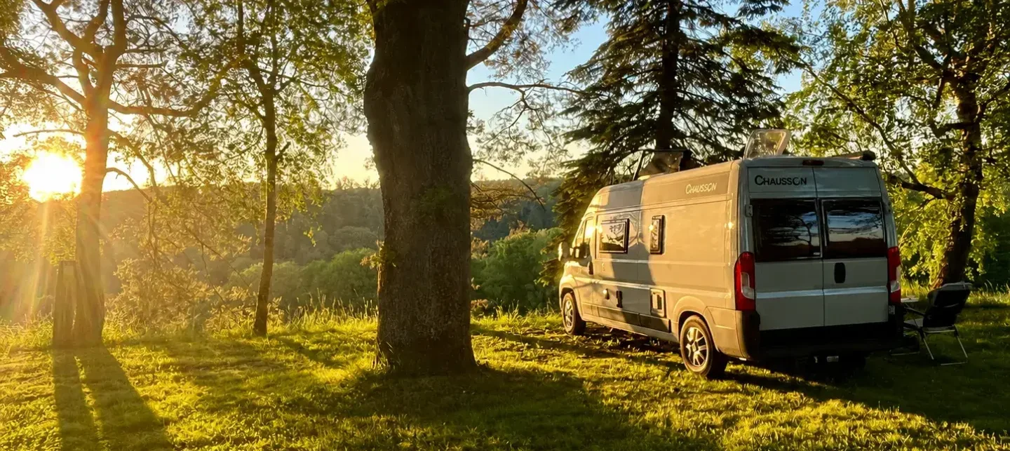 Wohnmobil in der Dämmerung auf einem Stellplatz, Regeln zum Übernachten 2026