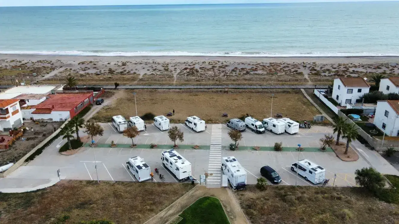 Aire de services pour camping-cars avec bornes eau et électricité, étape légale et sécurisée