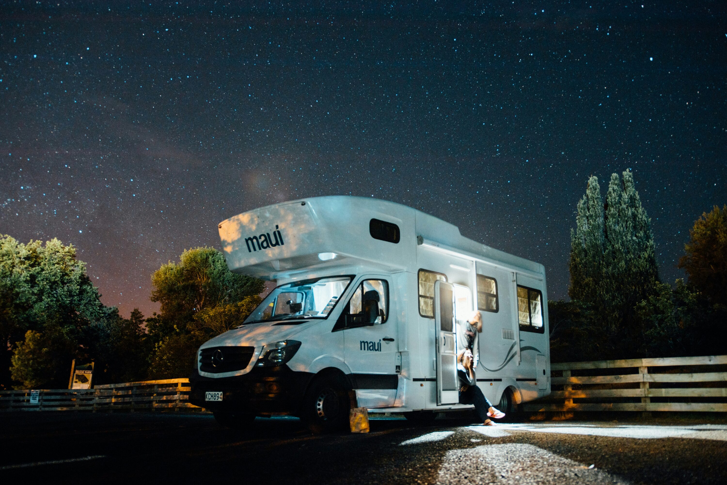 Camping-car roues au sol pour la nuit, différence entre stationner et camper