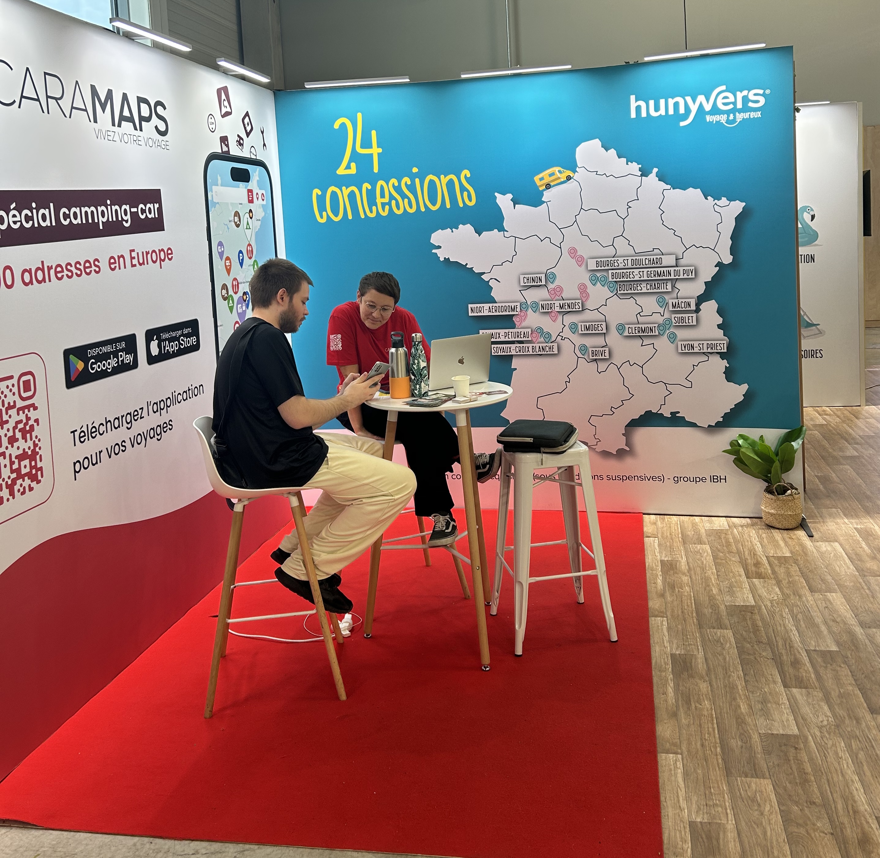 Équipe Caramaps au Salon des Véhicules de Loisirs du Bourget 2026 présentant l'application pour camping-car et van 