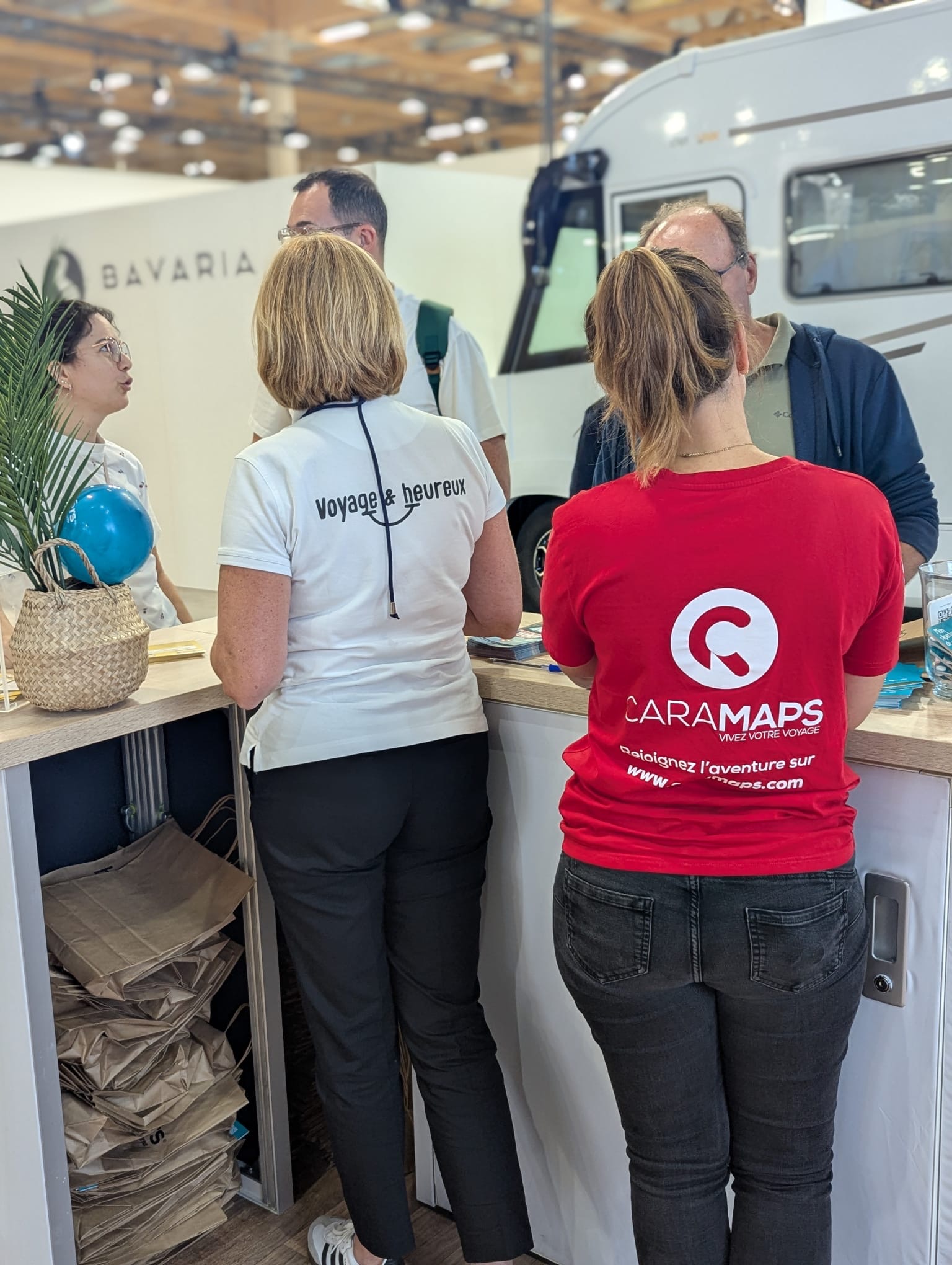 Équipe Caramaps au Salon des Véhicules de Loisirs du Bourget 2026 présentant l'application pour camping-car et van 