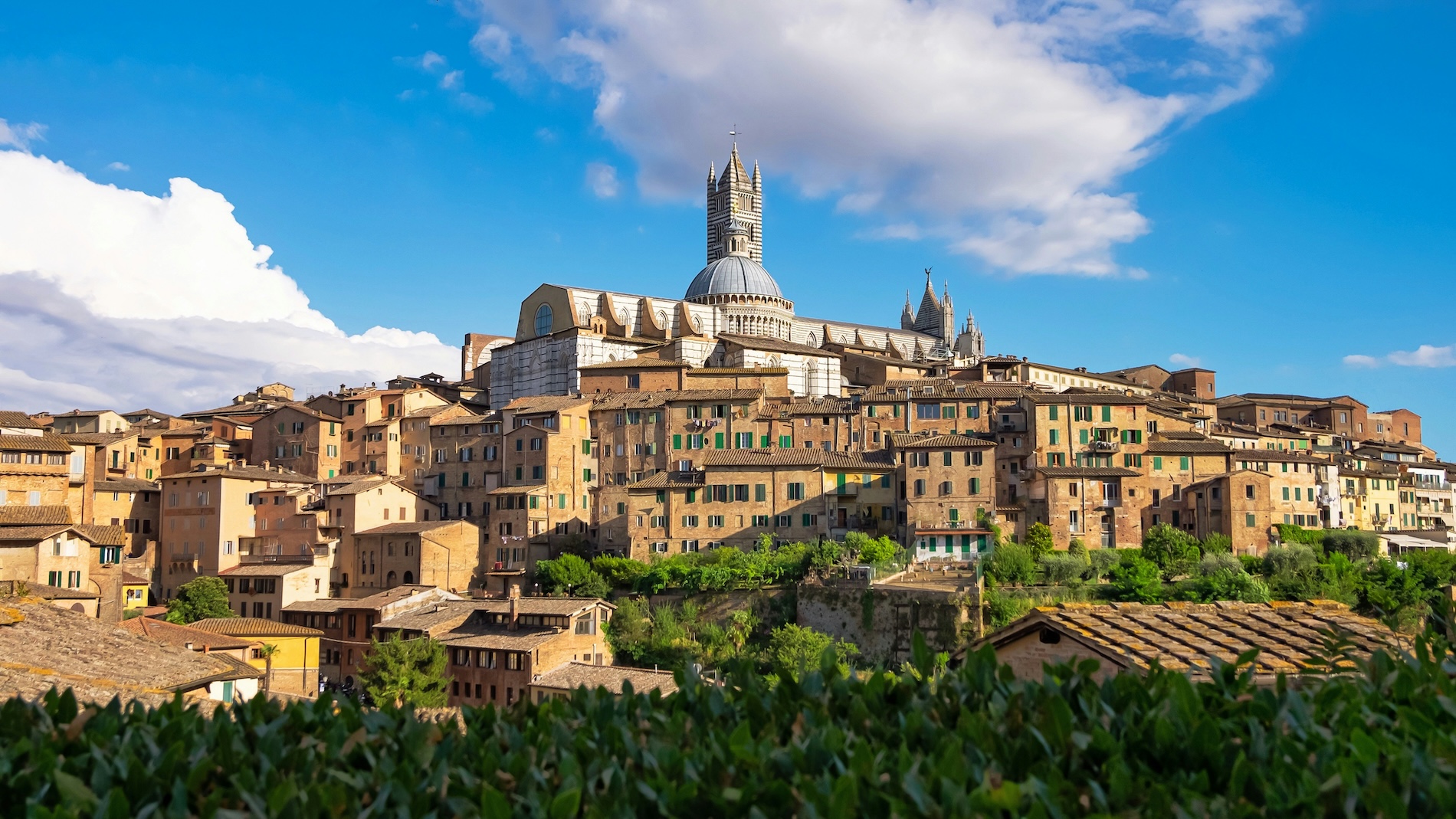Siena, Italia: scorci pittoreschi, vicoli medievali e facciate color terracotta nel cuore della Toscana.