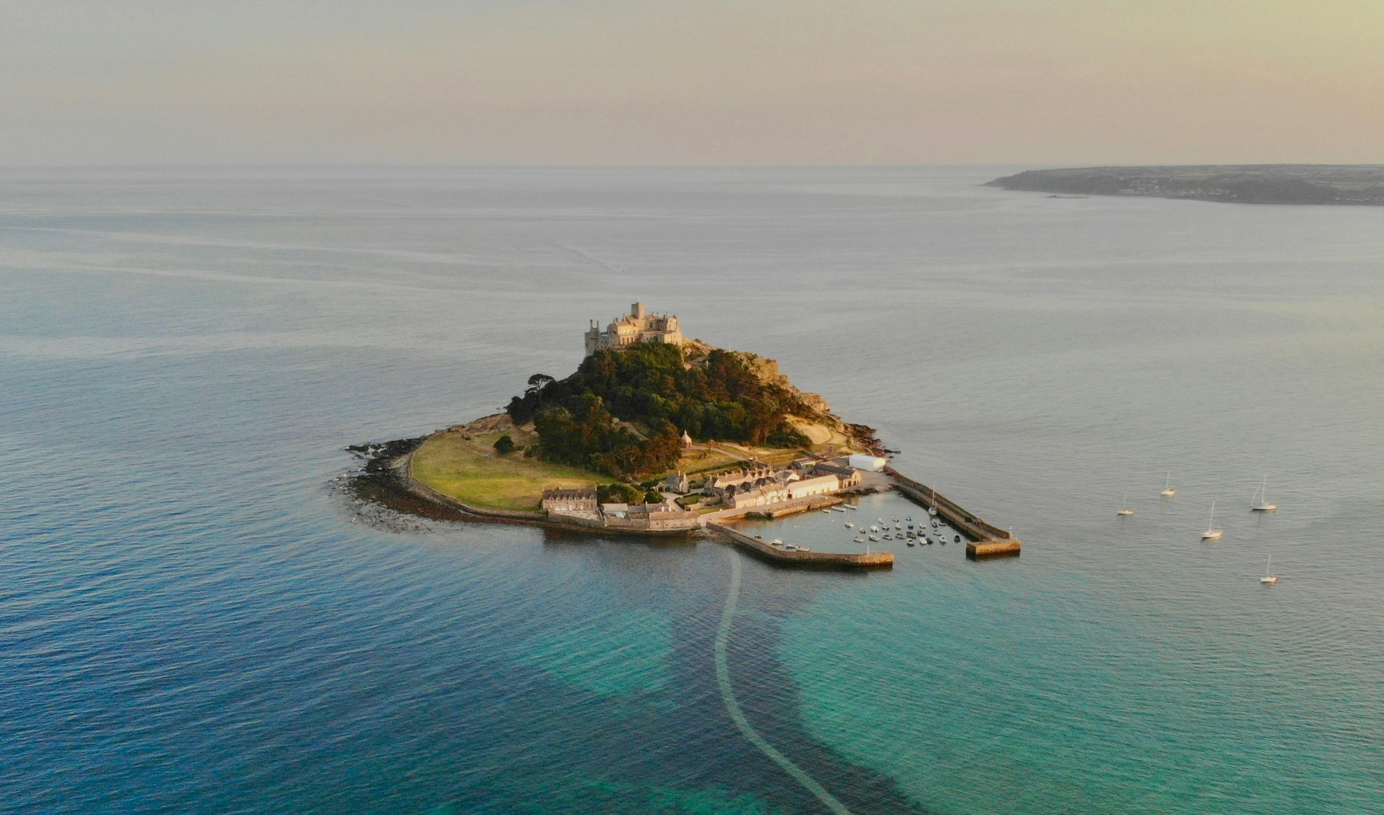 St Michael’s Mount, Marazion, United Kingdom: a medieval castle perched on a tidal island, surrounded by turquoise waters and connected to the mainland by a picturesque stone causeway.