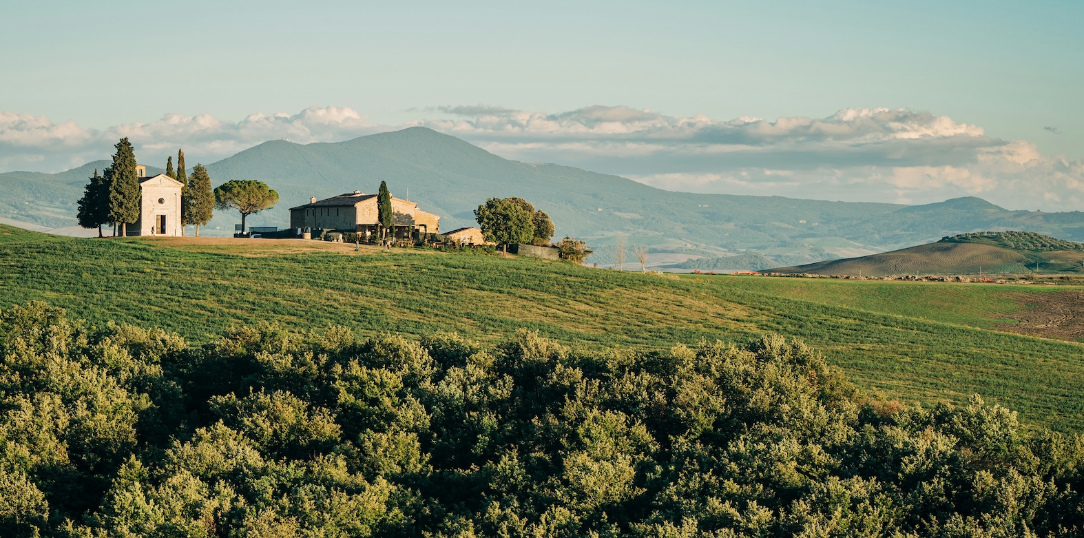 Cappella della Madonna di Vitaleta, San Quirico d’Orcia: una pittoresca cappella immersa tra le colline della Val d’Orcia, circondata da cipressi e paesaggi toscani senza tempo.