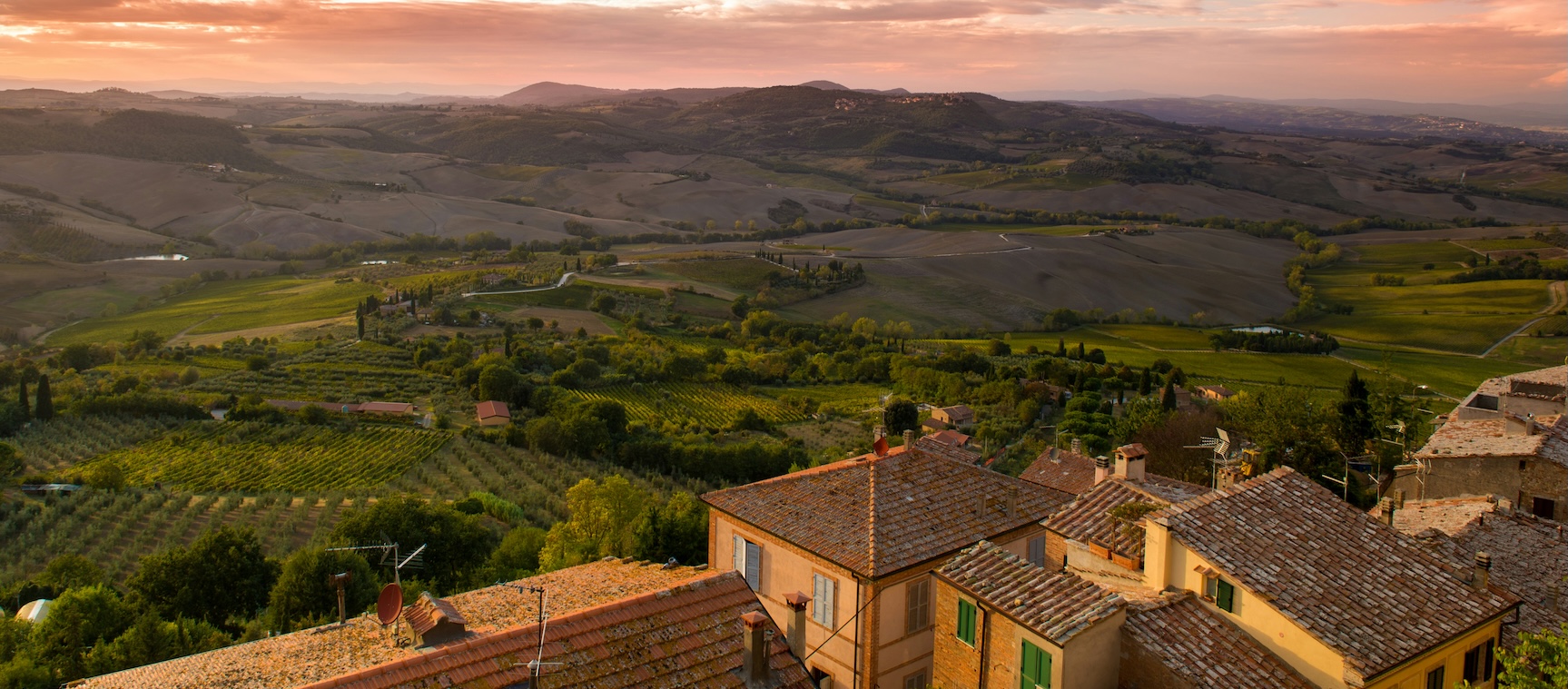 Montepulciano, Toscana: borgo medievale arroccato sulle colline, eleganti palazzi in pietra e splendide viste sulla campagna toscana.