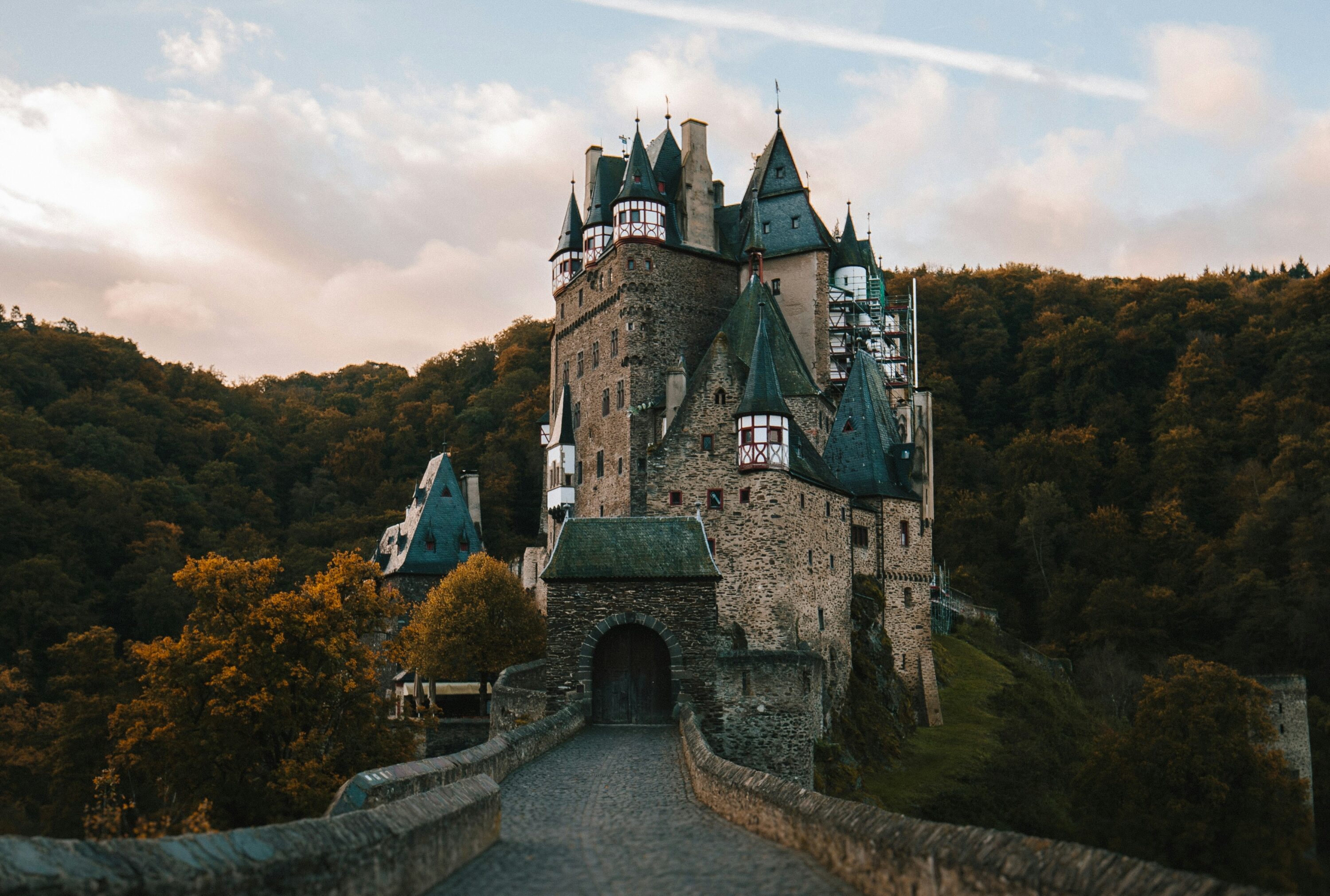 Das wunderschöne Schloss Eltz in herbstlicher Landschaft