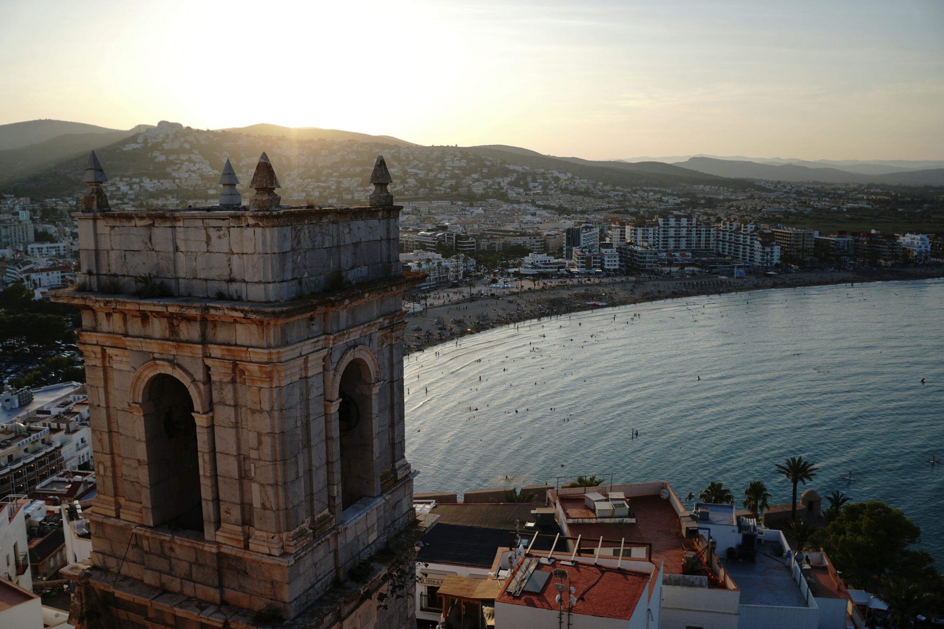 Casco antiguo de Peñíscola y vista al mar 