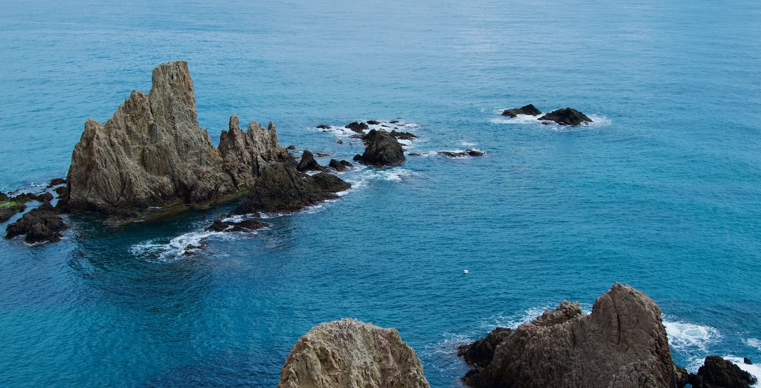 Formaciones rocosas y piedras volcánicas bajo las aguas cristalinas de Cabo de Gata, en la costa de Almería.