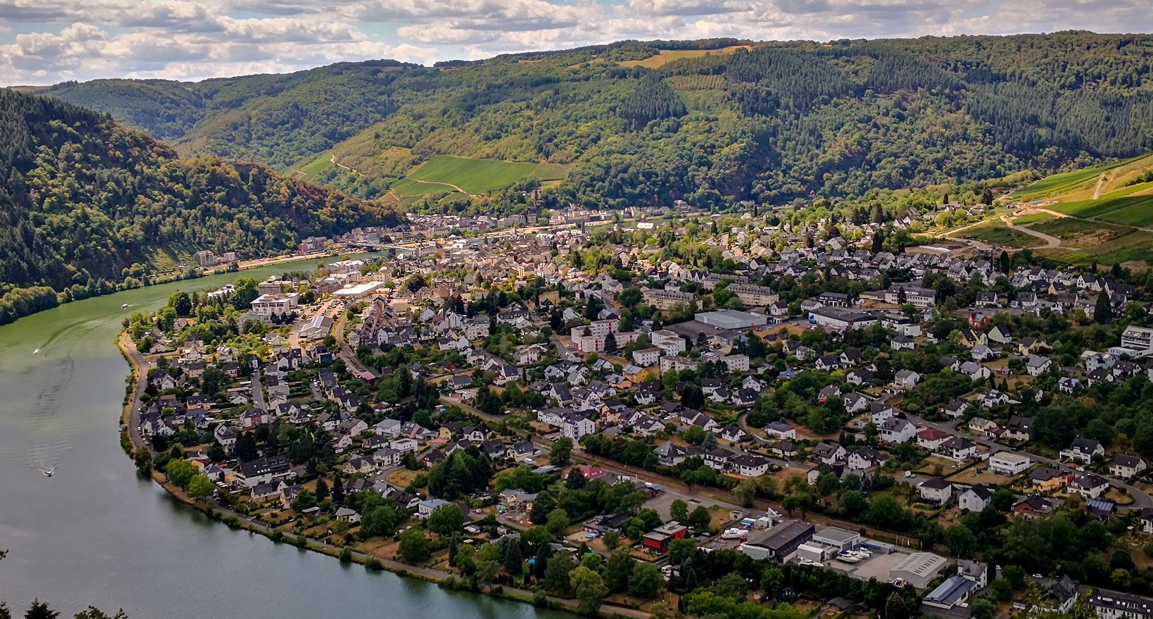  Traben-Trarbach mit seinen Hügeln und dem Blick auf den Fluss auf dieser Luftaufnahme.
