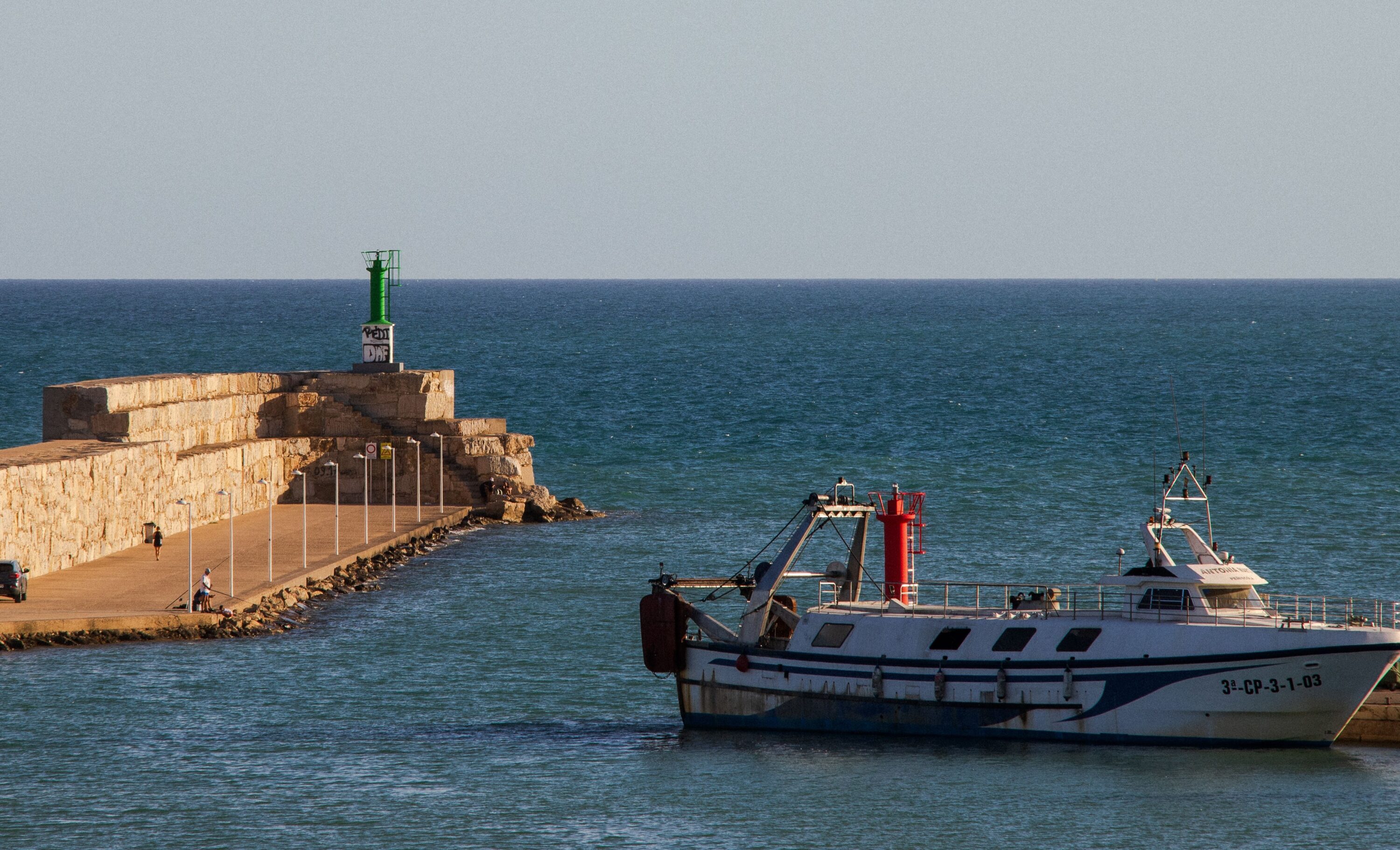 Un barco en el mar Mediterráneo, cerca de la costa de Ahazar 