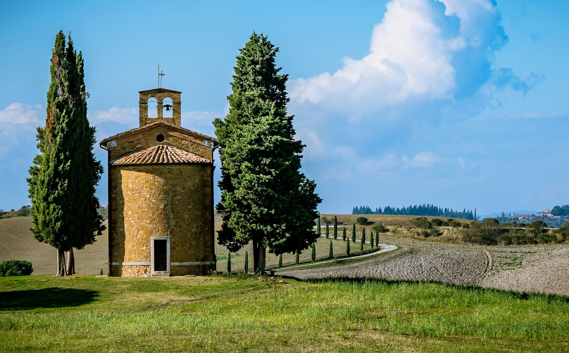 Strada panoramica con cipressi in Val d'Orcia vicino a San Quirico d'Orcia, Toscana in camper